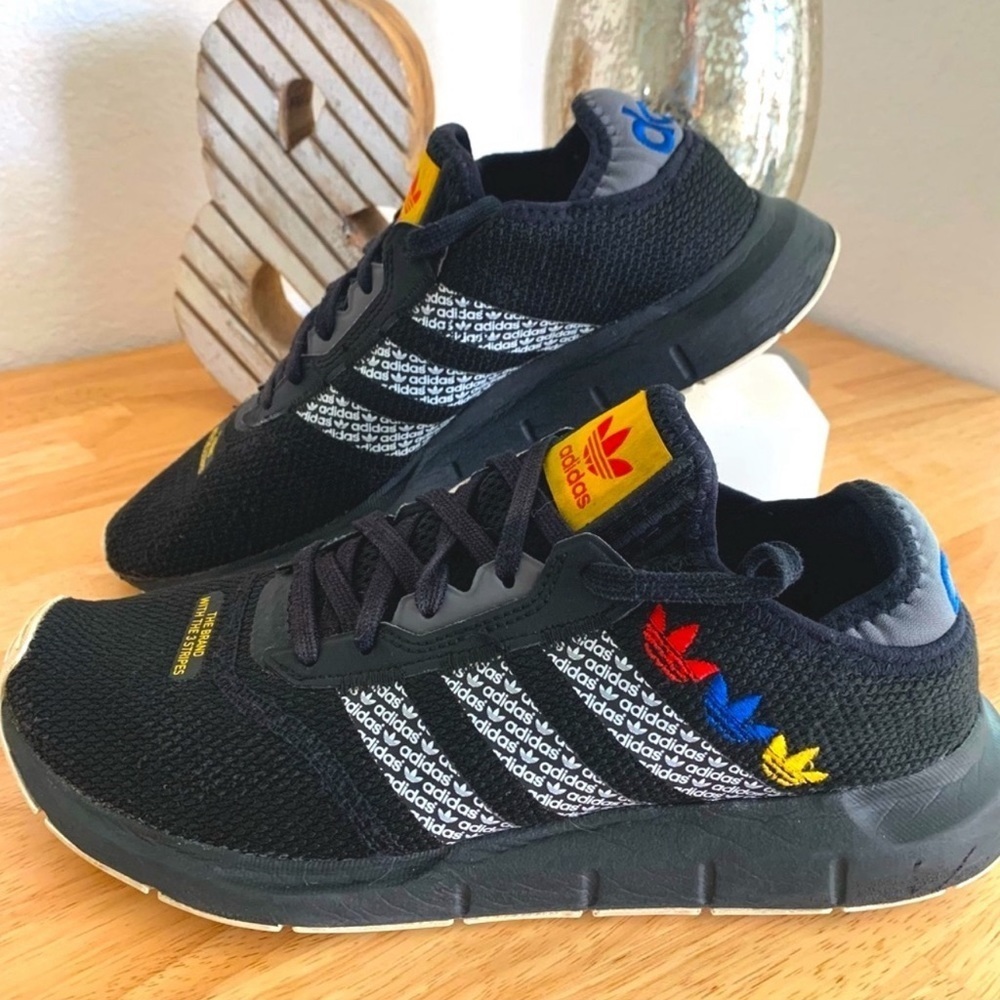 Adidas Originals Swift Run X Athletic Sneaker
In Core Black/ Ftwr White Size 8.5